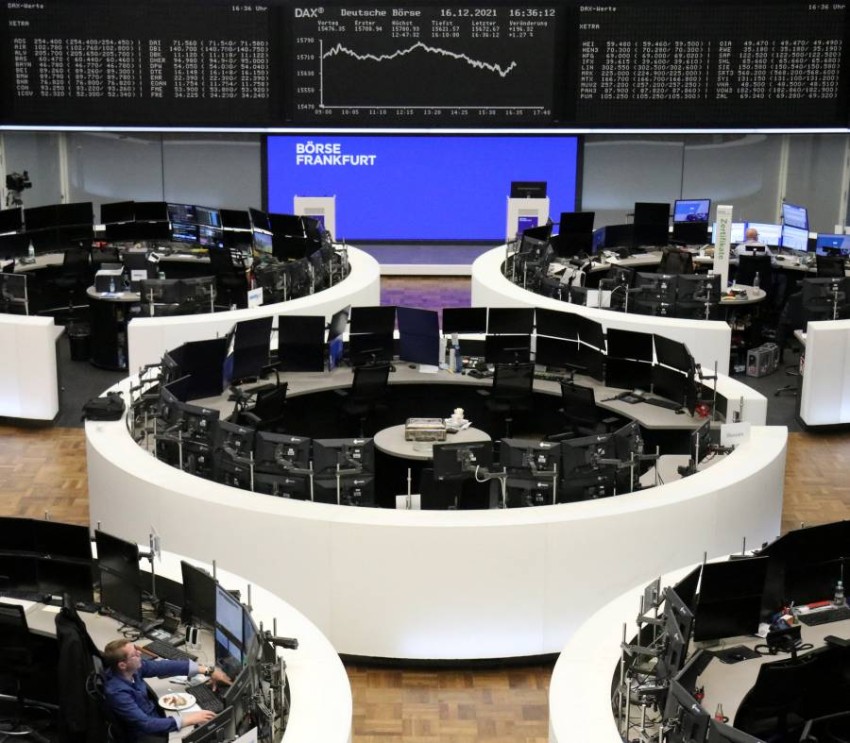 أسهم أوروبا تنخفض بفعل مخاوف أوميكرون وقرارات بنوك مركزية