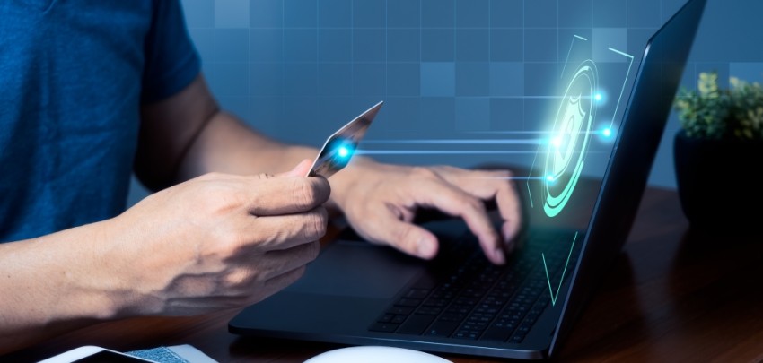 لزيادة أرباحها.. بنوك بالإمارات تقتطع 1% شهرياً من مستحقات بطاقة الائتمان