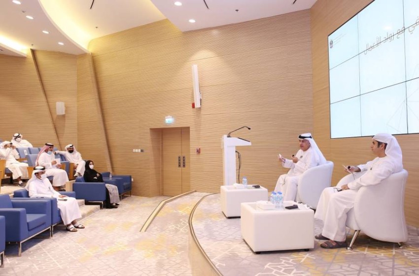 وزير الموارد البشرية يبحث مع رواد أعمال إماراتيين تمكين المشاريع الصغيرة