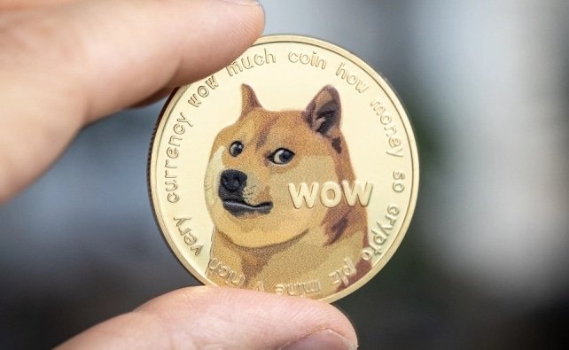 يعود Dogecoin إلى المراكز العشرة الأولى وسط ضعف مستمر في السوق