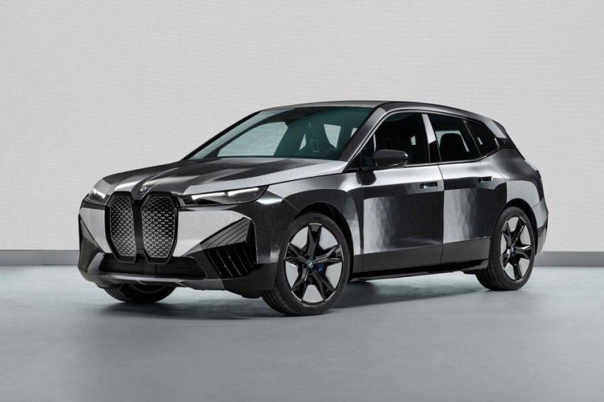 BMW iX .. السيارة التي يمكنها تغيير لونها