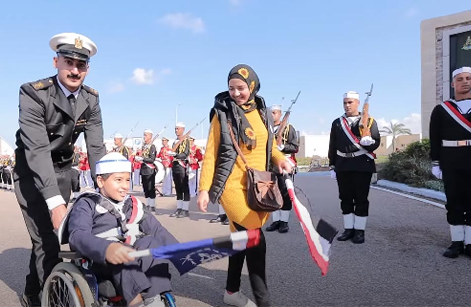 زيارة ابطال قادرون مع اختلاف الى قيادة القوات البحرية |  فيديو