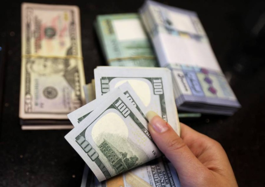 وتراجعت الليرة اللبنانية إلى أدنى مستوياتها أمام الدولار