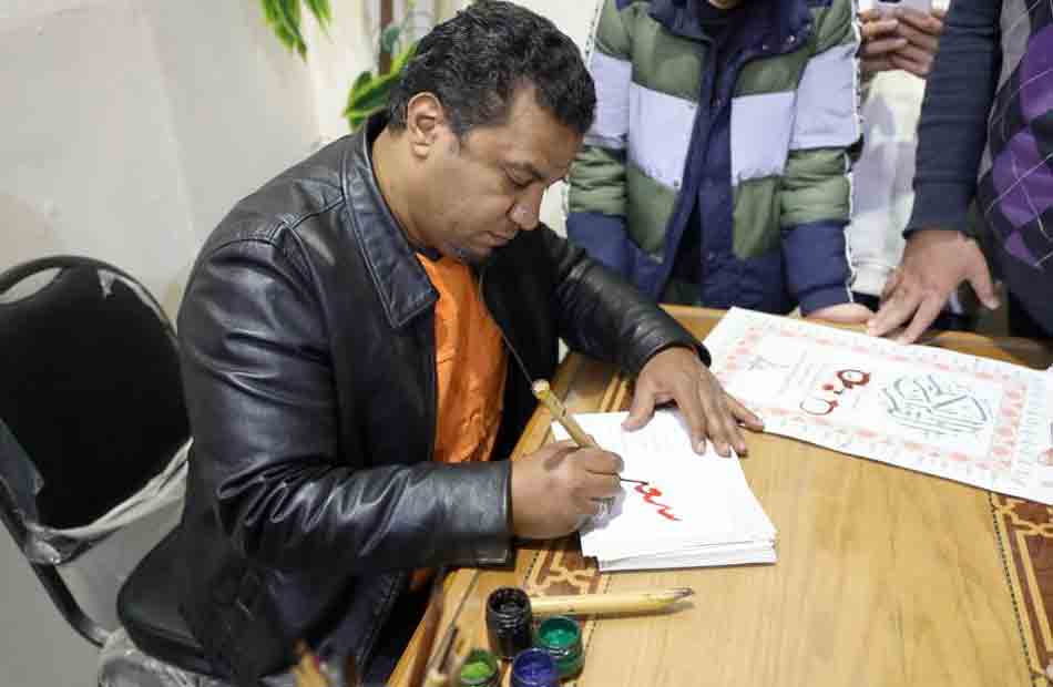 أكثر من 10000 ابتسامة رسمها ركن الخط العربي في جناح الأزهر بمعرض القاهرة للكتاب |  الصور