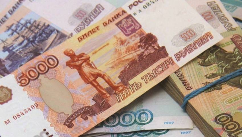 الروبل الروسي ينخفض ​​بنسبة 30٪ بعد العقوبات الأخيرة