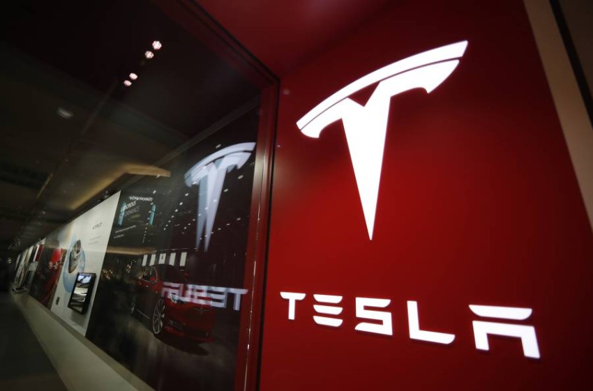 تستدعي شركة Tesla 53000 سيارة لتعطيل ميزة Rolling Stop في نظام القيادة الذاتية