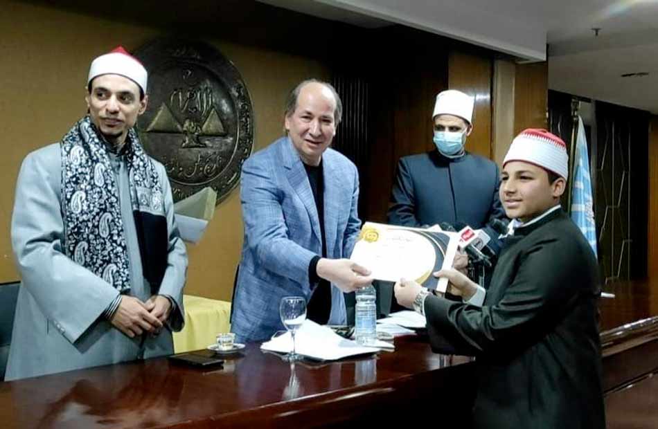 توزيع جوائز مسابقة أصوات من السماء .. وقنديل: مصر فى عهد الرئيس السيسى تعلق أهمية خاصة على حفظة القرآن | صور