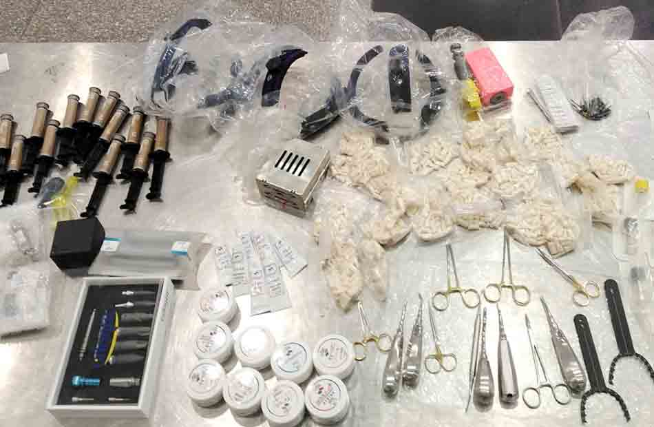 جمارك مطار القاهرة تحبط عمليات تهريب أدوية ومستلزمات طب الأسنان