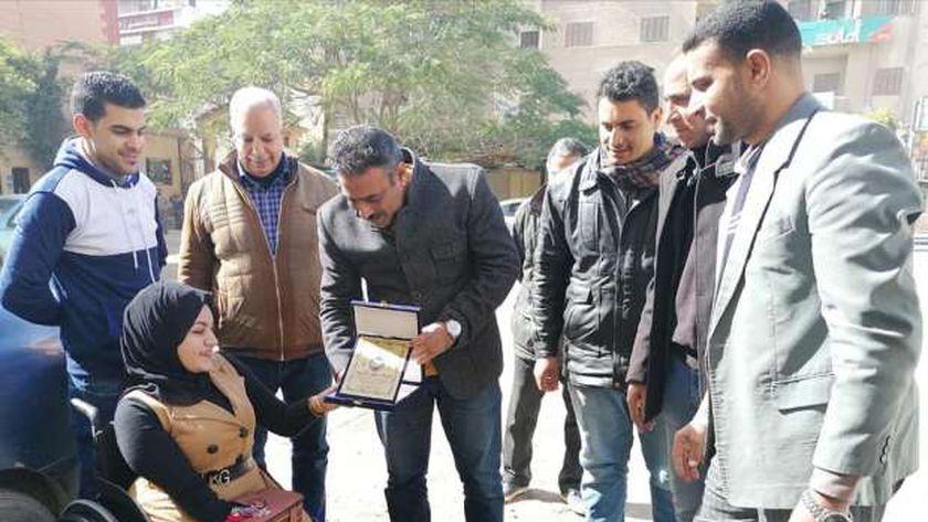 رئيس بلدية الفوح يكرم العمال والسائقين ويحمل درجة الماجستير لأصحاب الهمم – المحافظات