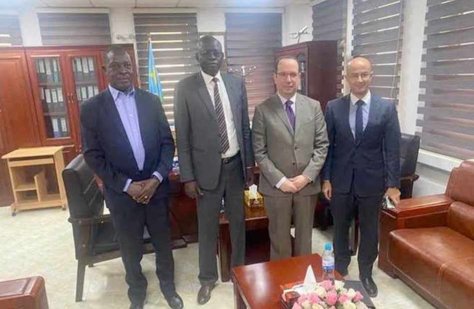 سفير مصر بجوبا يبحث مع وزير النقل ورئيس هيئة الطيران المدني بجنوب السودان تعزيز التعاون المشترك