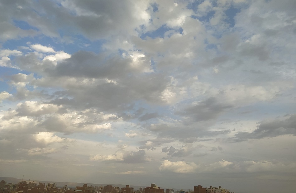 طقس اليوم .. أرصاد جوية تحذر من البرد ليلاً وفرص هطول أمطار