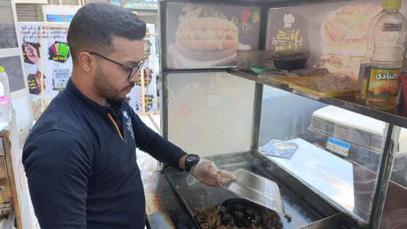 “كبدة وأنا صدقته” .. عبده طالب جامعي وأشهر بائع السندويشات في الفيوم – المحافظات.