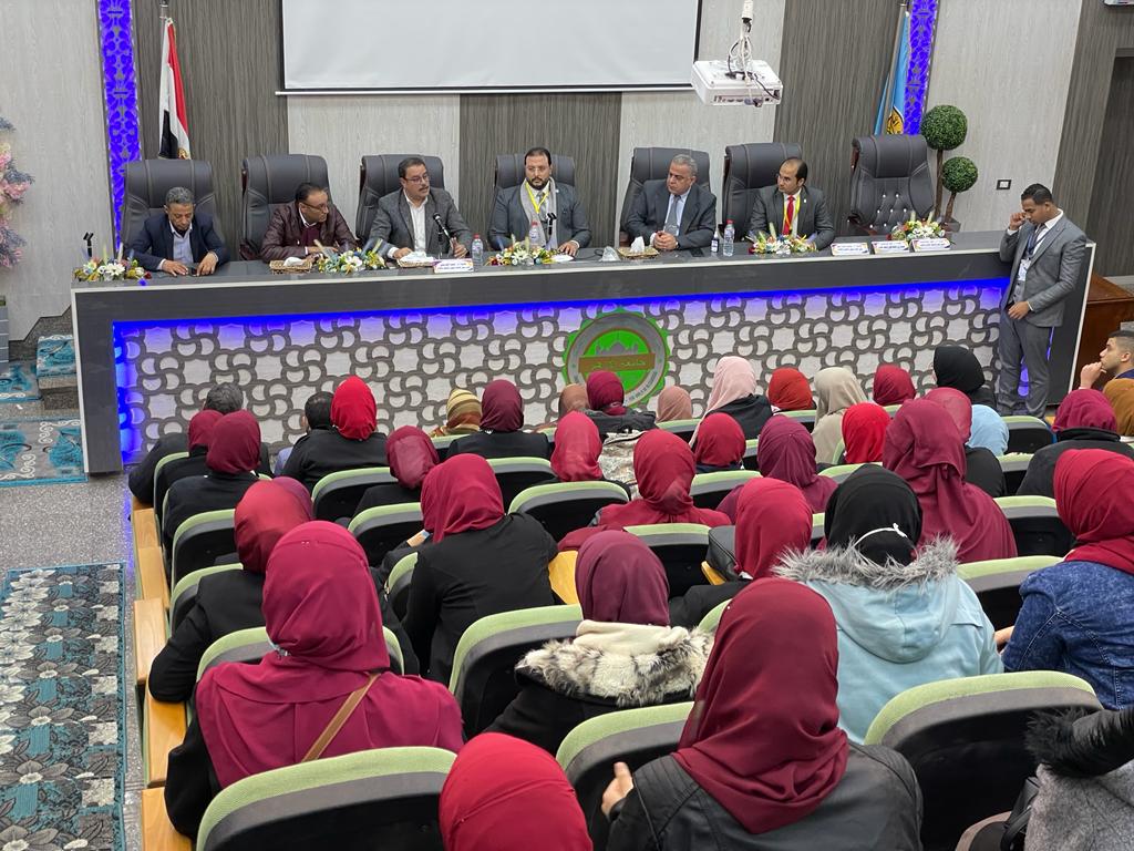 نائب رئيس جامعة الأزهر يجري حوارًا مفتوحًا مع طلاب مصر |  الصور