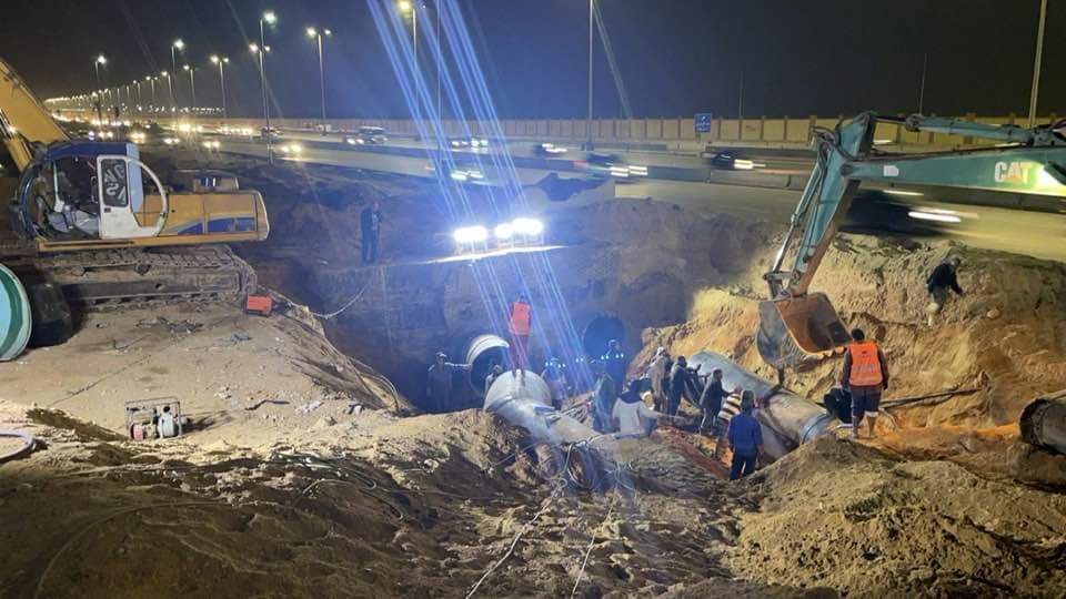 هيئة القاهرة الجديدة تواصل أعمال ربط خطين مياه يغذيان المدينة |  الصور