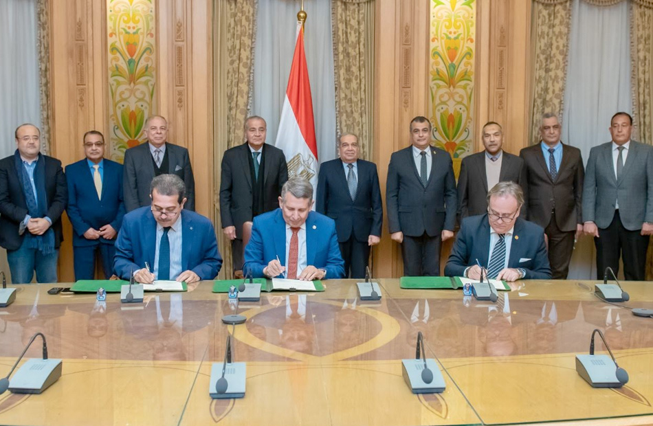 وزيرا الإنتاج والتموين الحربي يشهدان توقيع بروتوكول تعاون لتصنيع بعثات صوامع بالتعاون مع إحدى الشركات الإيطالية