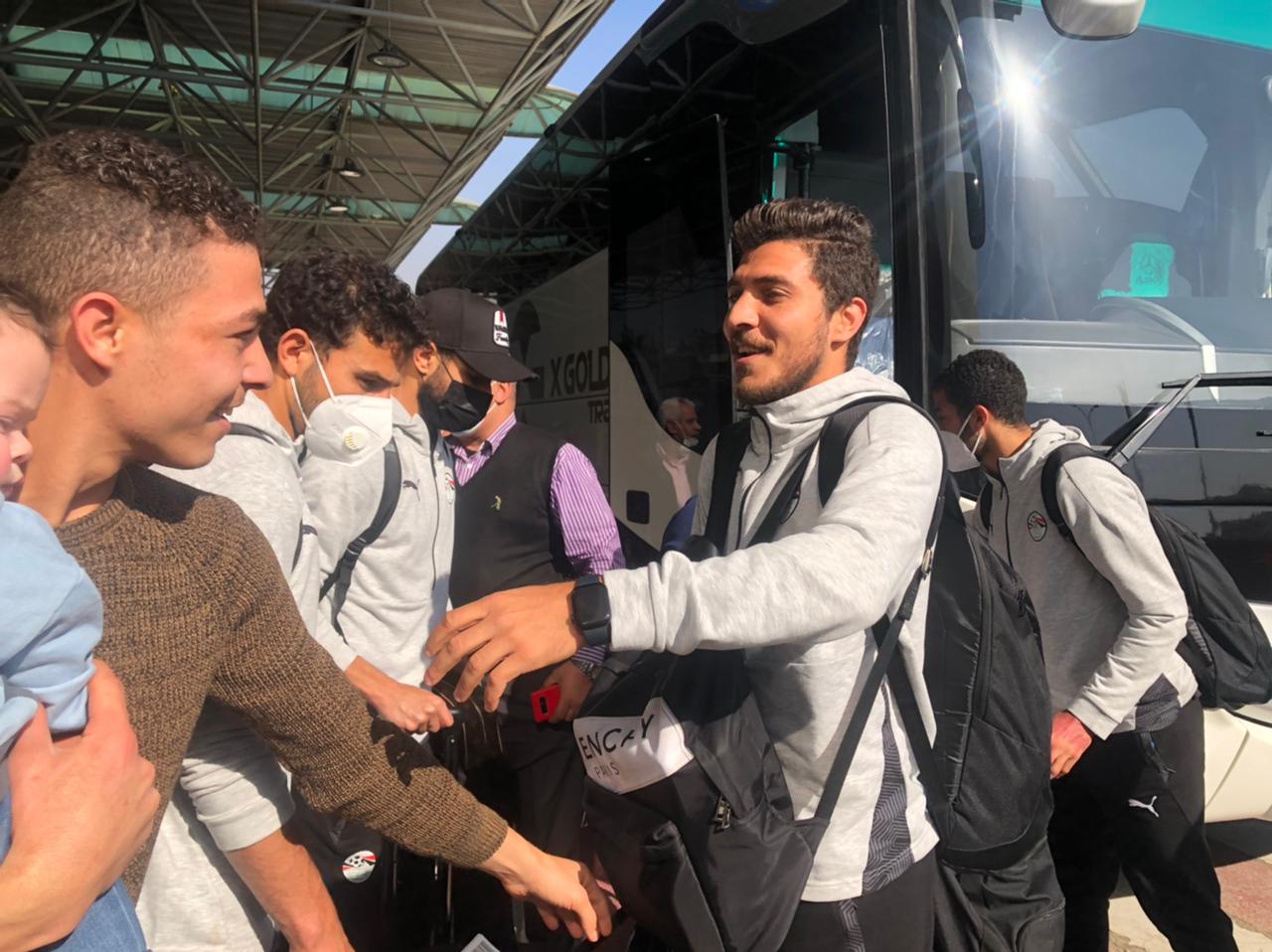 وصول وفد المنتخب إلى مطار القاهرة الدولي |  فيديو