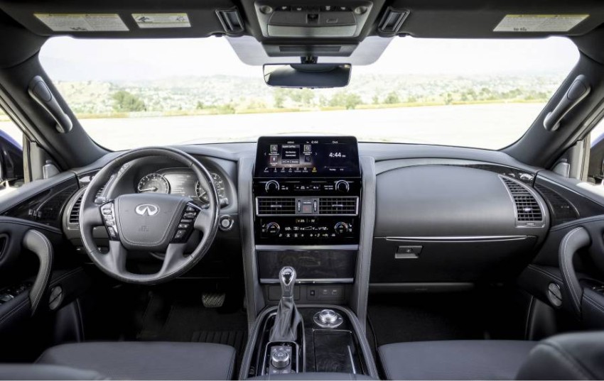 إنفينيتي QX80 الإصدار الأسود لمنطقة الخليج