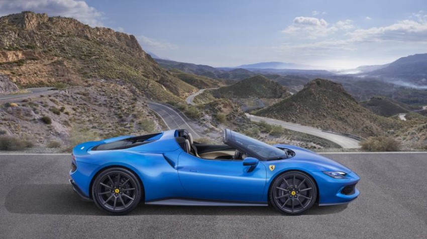 فيراري تطلق 296 GTS Berlinetta Spyder الجديدة